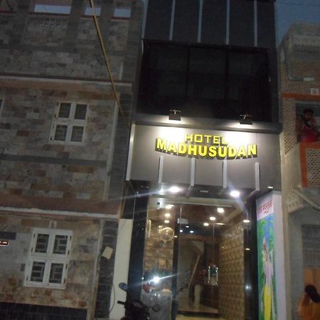 Hotel Madhusudan Dwārka Dış mekan fotoğraf