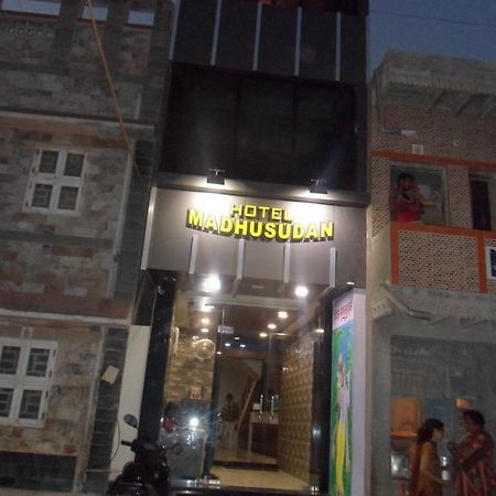 Hotel Madhusudan Dwārka Dış mekan fotoğraf